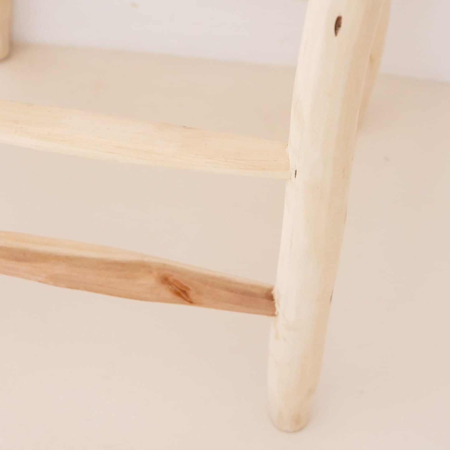 Tabouret de bar en bois brut sans dossier et tressage beige