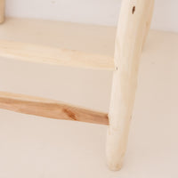 Tabouret de bar en bois brut sans dossier et tressage beige