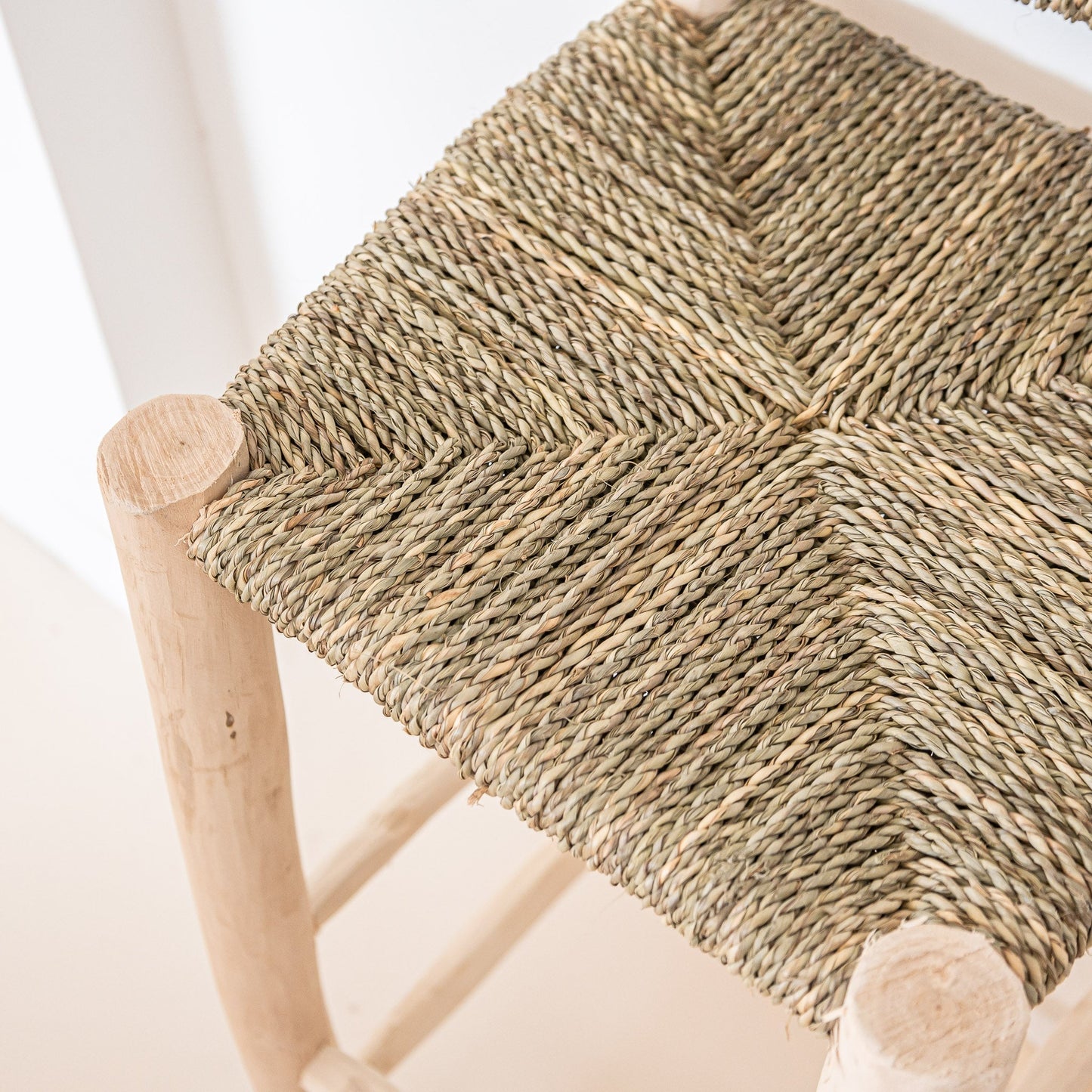 Tabouret de bar marocain avec dossier en bois et tressage en corde