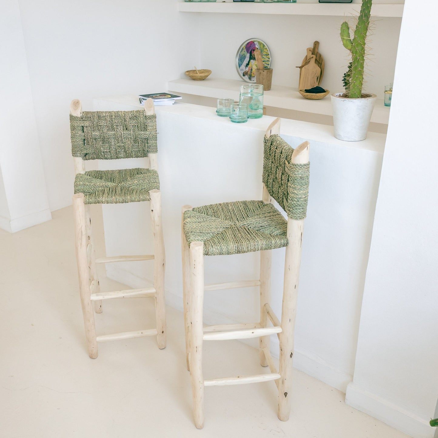 Tabouret de bar marocain avec dossier en bois et tressage en corde