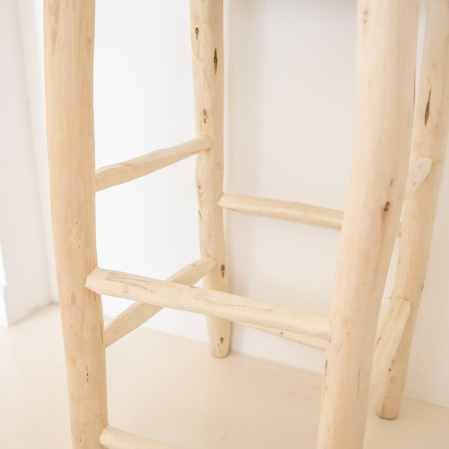 Tabouret de bar marocain avec dossier en bois et tressage en corde