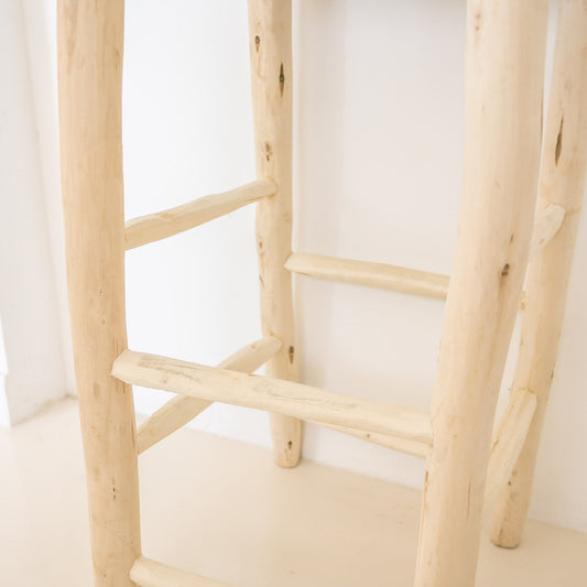 Tabouret de bar marocain avec dossier en bois et tressage en corde