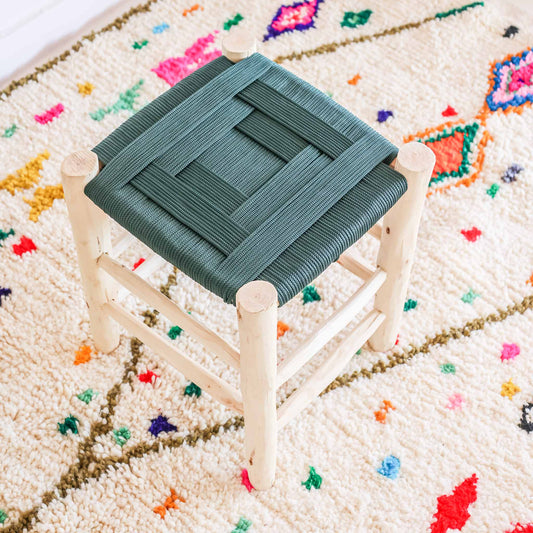 Petit tabouret de salon marocain en bois brut et tressage de corde vert sapin