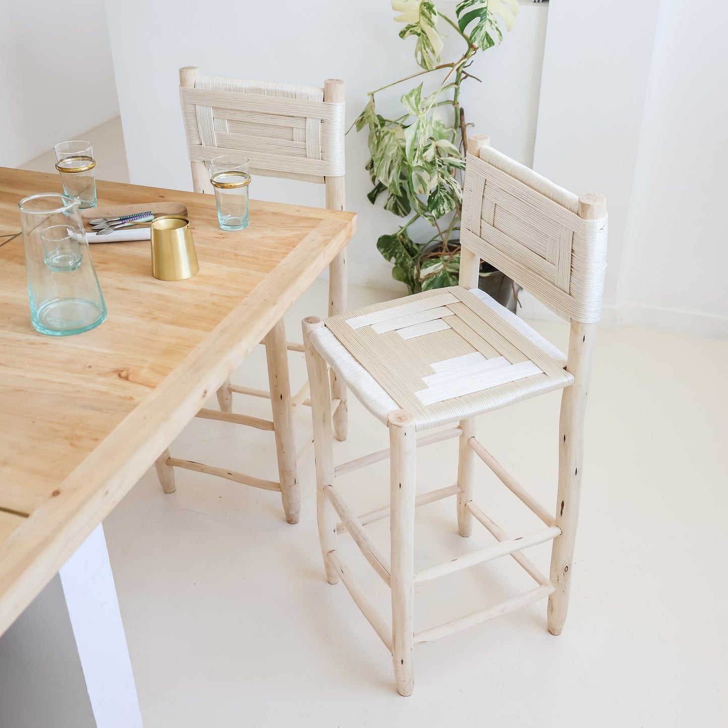 Tabouret de bar avec dossier en bois et tressage beige