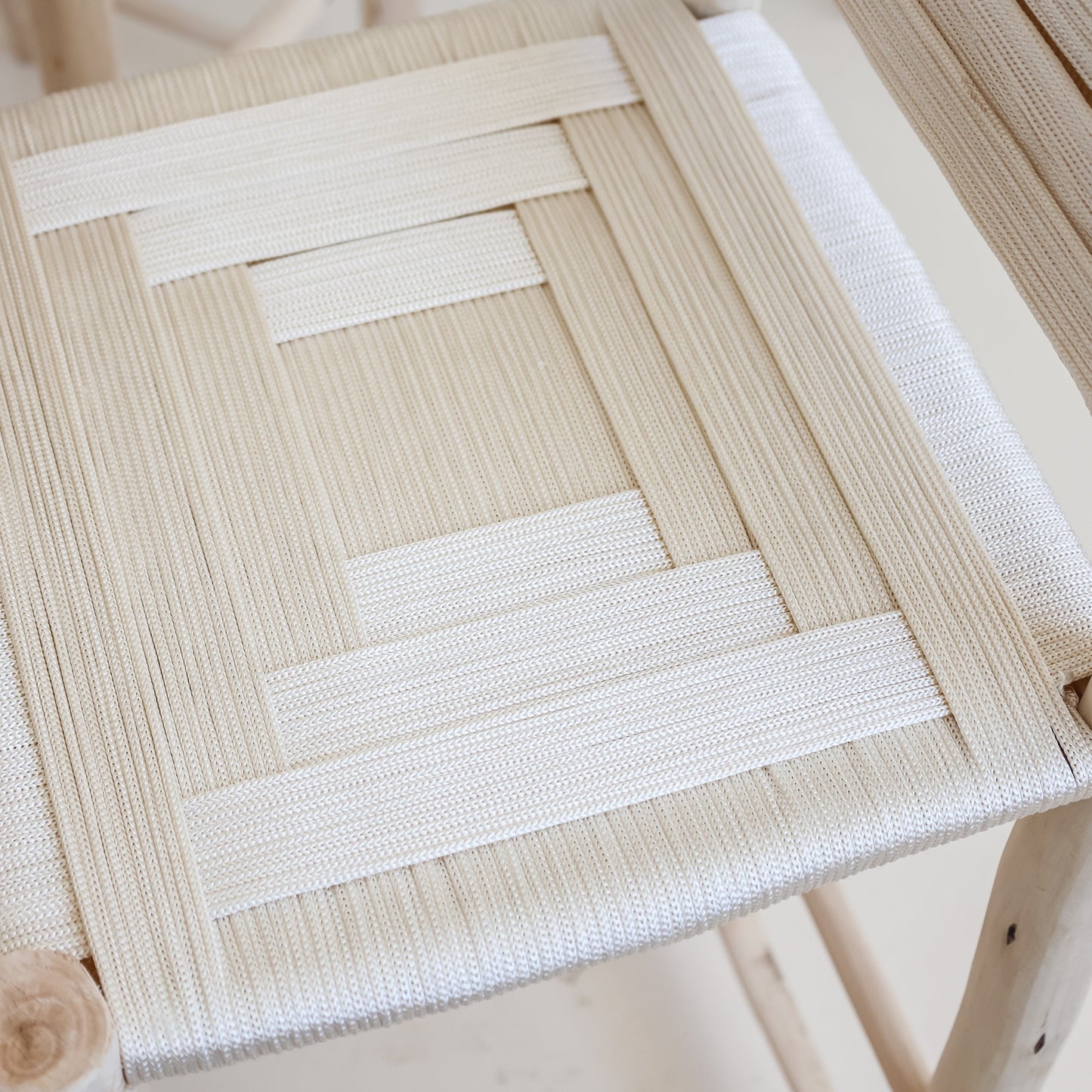 Tabouret de bar avec dossier en bois et tressage beige