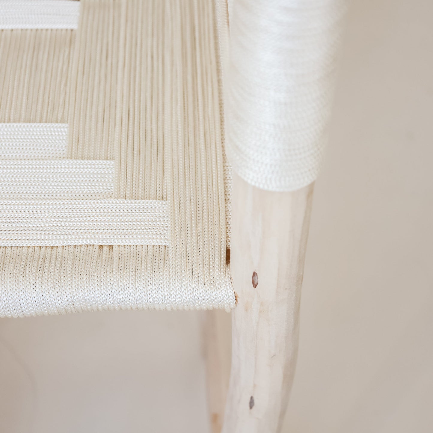 Tabouret de bar avec dossier en bois et tressage beige