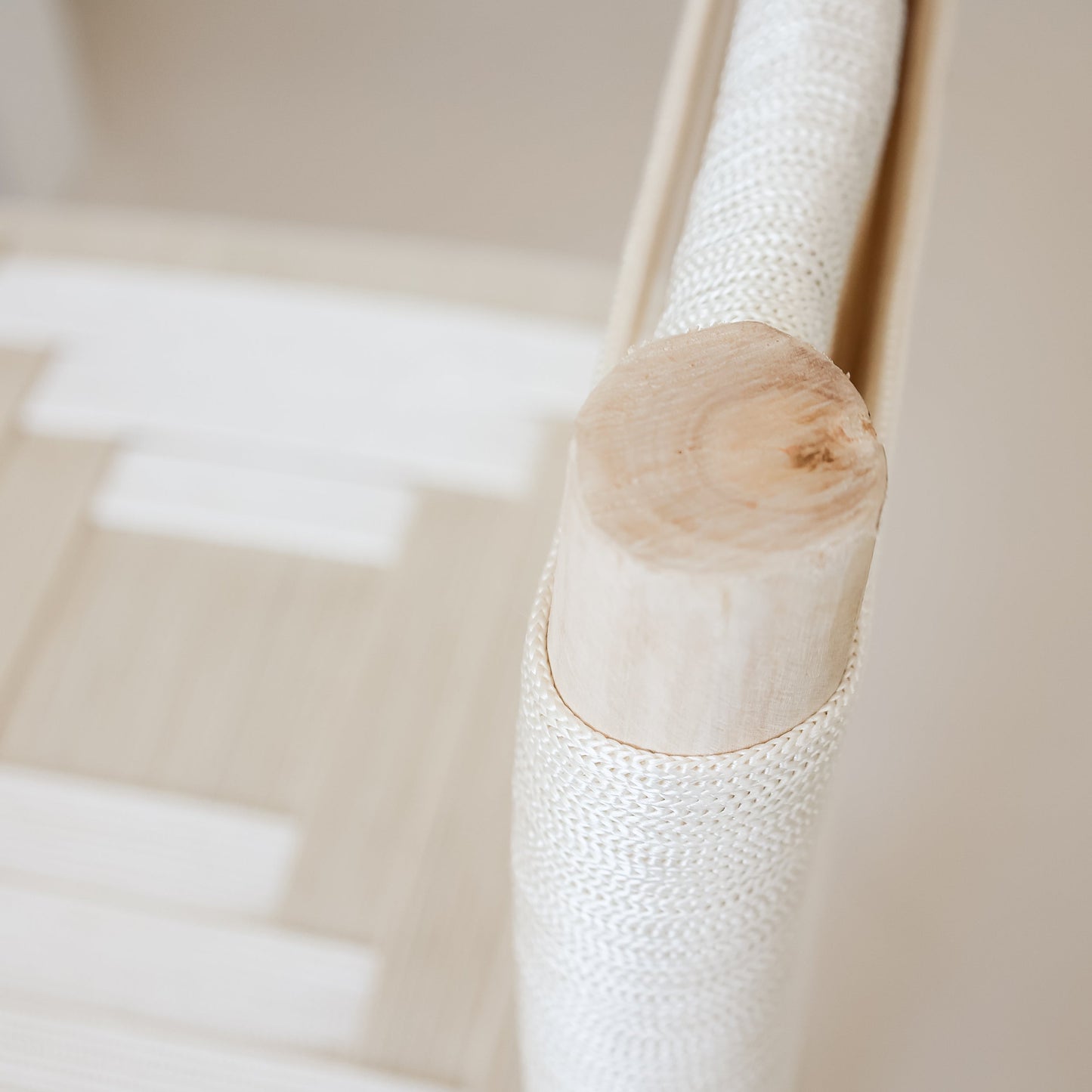Tabouret de bar avec dossier en bois et tressage beige