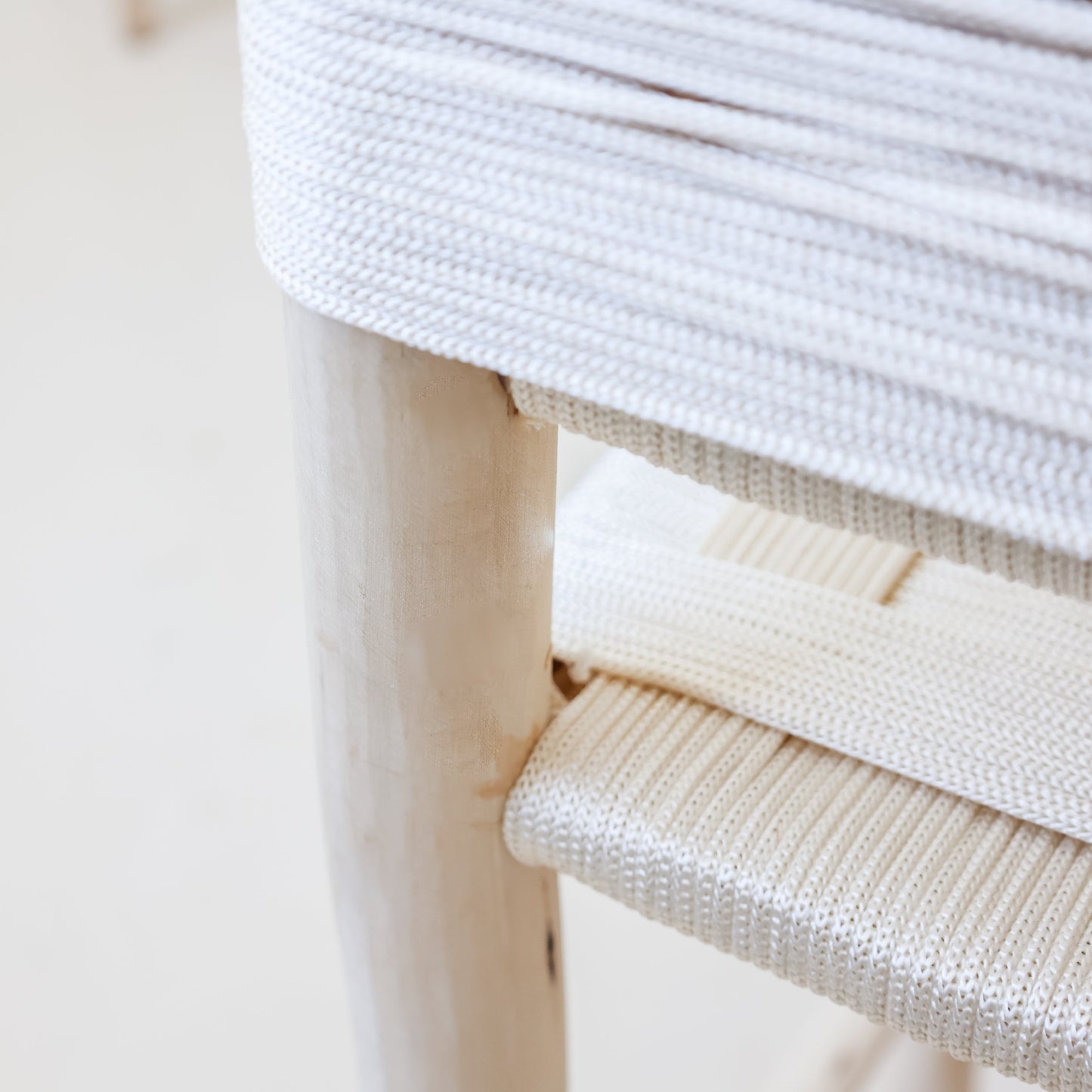 Tabouret de bar avec dossier en bois et tressage beige