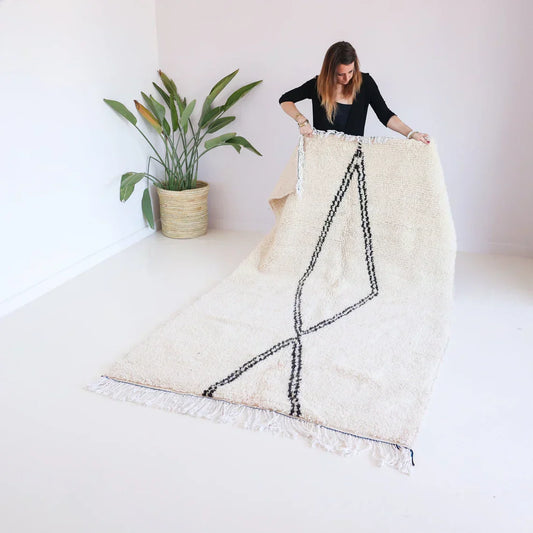 Tapis marocain Beni Ouarain blanc et ligne noire