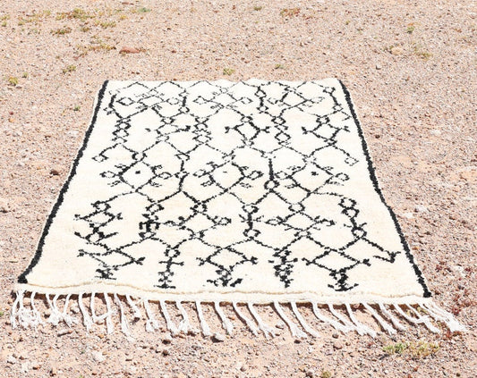 Tapis berbere laine blanc, Azilal motif berbère noir