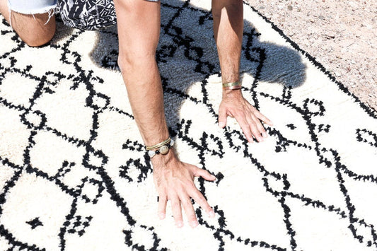 Tapis berbere laine blanc, Azilal motif berbère noir